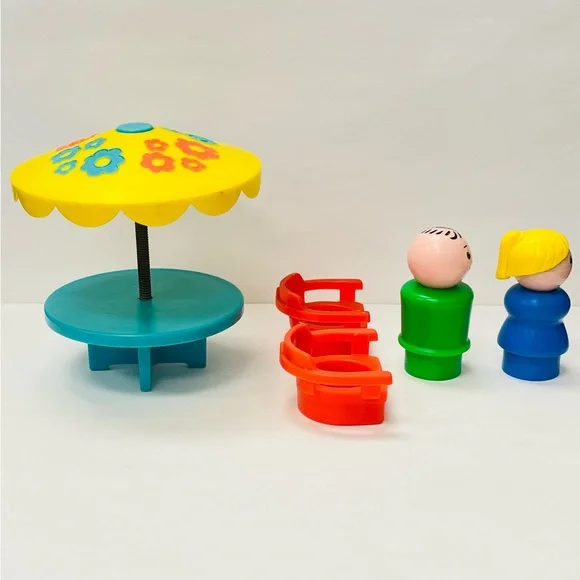 Vintage Fisher-Price Little People Patio Set - Including Daddy & Mommy People - Picture 2 of 5